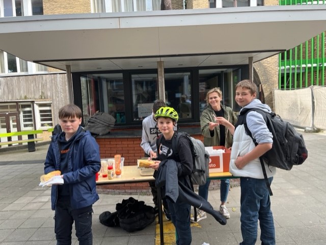 Hotdogs ten voordele van leerlingenraad