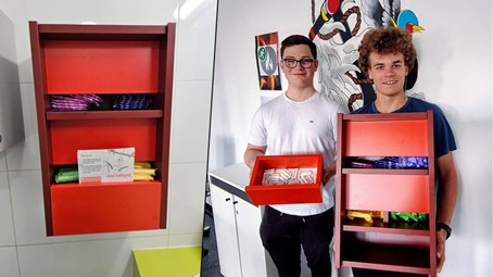 Leerlingen VTI Oostende leverden 100 handgemaakte menstruatiekastjes aan scholen