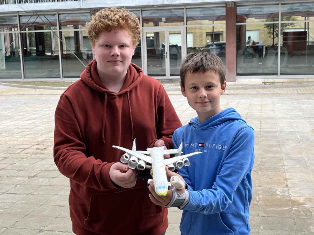 Wesley en Liam bouwen Antonov-vliegtuig