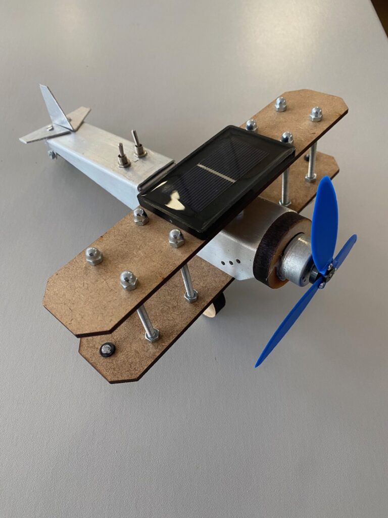 Tieners bouwen stijlvol vliegtuigje