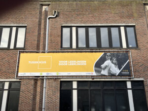 Tussenhuis Banner Aop